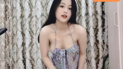 Gái xinh live stream show hàng cực đã